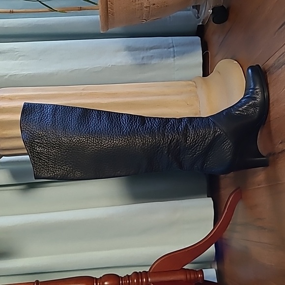 Gorgeous Black Leather Knee-High Wedge Boots - Picture 3 of 7